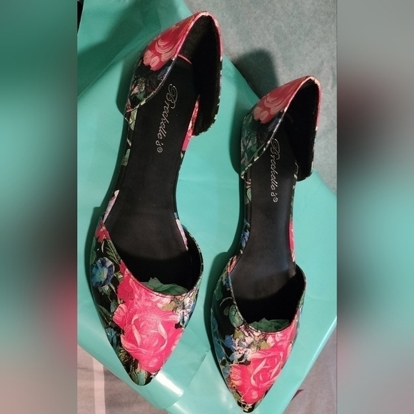 Women Breckelles Multi Color Pointy Toe Flat Shoe - Picture 3 of 9